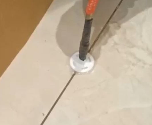 合肥市瓷砖空鼓维修公司专业解答瓷砖在铺贴过程中，如果没有涂抹均匀到位的粘结材料（如水泥砂浆或瓷砖胶），可能会导致以下问题