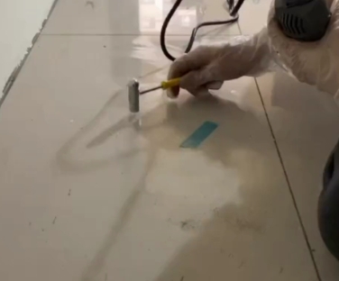 合肥市瓷砖开裂维修公司专业分享瓷砖在铺贴前如果没有沥干水分，将会导致以下问题